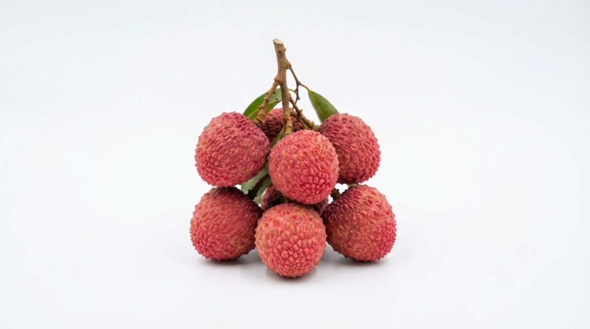 Lychees_on_white_background